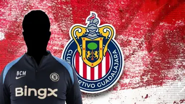 Entrenador incógnito del Chelsea junto al escudo de Chivas / FOTO