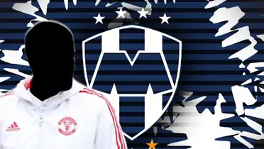 Entrenador incógnito del Manchester United junto a escudo de Rayados / FOTO NOTIMÉRICA