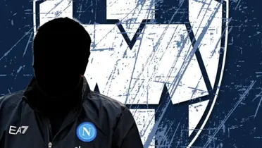 Entrenador incógnito del Napoli junto al escudo de Rayados / FOTO DI MARZIO