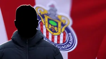 Entrenador incógnito junto al escudo de Chivas / FOTO FUTBOL TOTAL