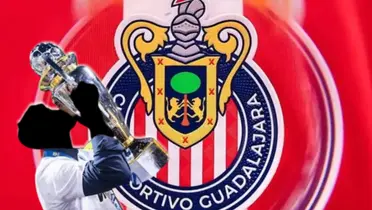 Entrenador incógnito junto al escudo de Chivas / FOTO INFOBAE