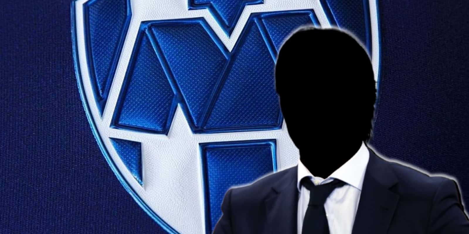 Entrenador incógnito junto al escudo de Rayados / FOTO MARCA