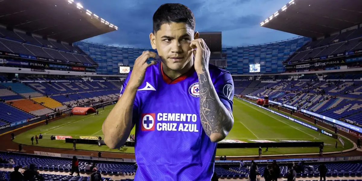 Estadio Cuauhtémoc de fondo, tomado de El Diario De Puebla, con Fernández al frente