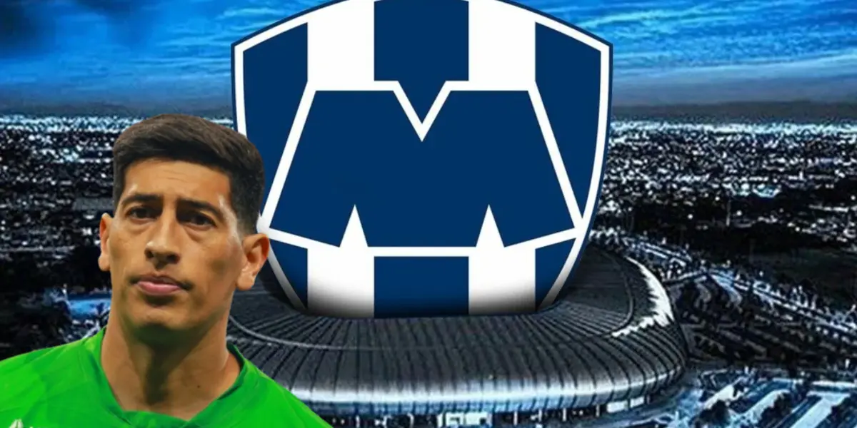 Esteban Andrada junto al escudo de Rayados / FOTO GETTY IMAGS
