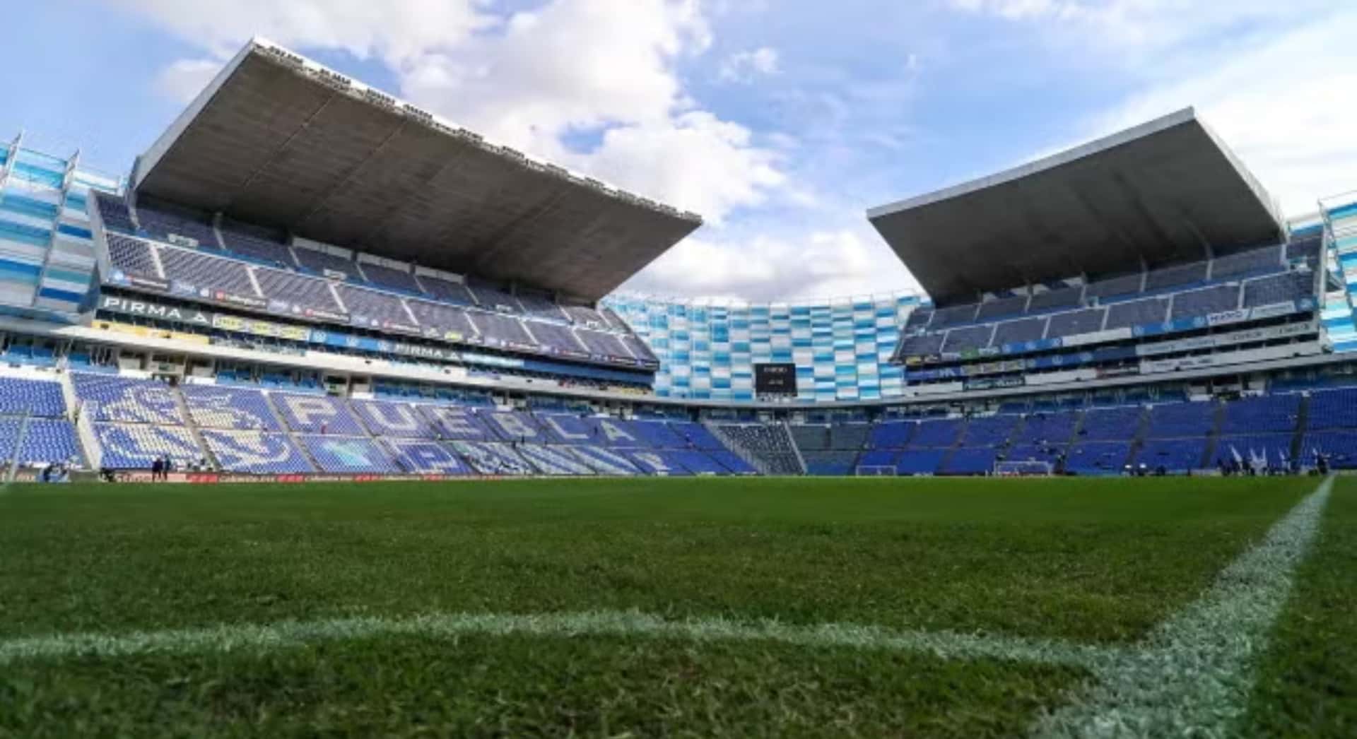 Faustine Robert salió lesionada del partido tras resentirse en el terreno de juego del estadio Cuauhtémoc, cuyo estado ha sido cuestionado por distintos protagonistas de la Liga MX.