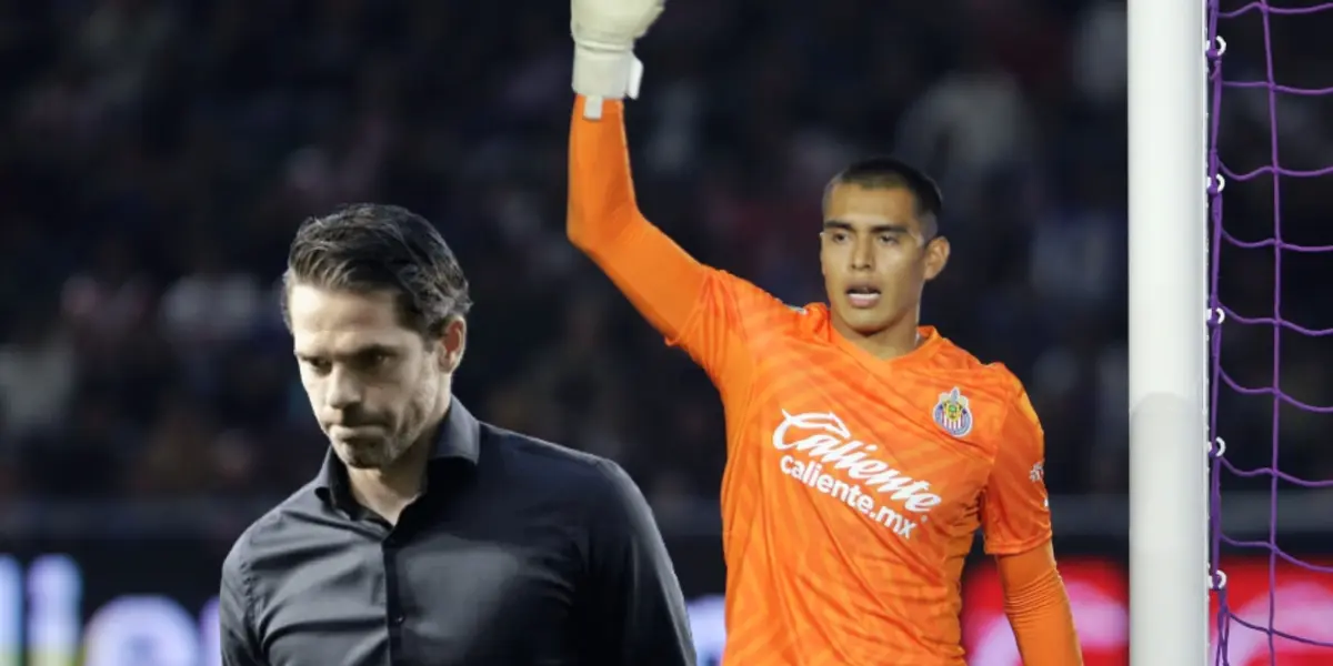 Fernando Gago pensativo y Raúl Rangel alzando la mano/ Foto ESTO.