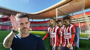 Fernando Gago saludando y jugadores de Chivas caminando/ Foto Fútbol Total.