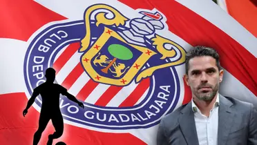 Fernando Gago y futbolista conduciendo el balón/ Foto Amazon.