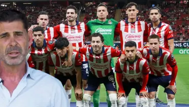 Fernando Hierro junto a la alineación de Chivas / FOTO X