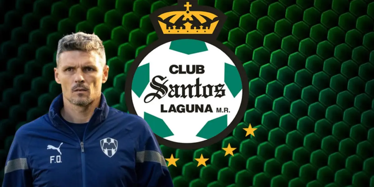 Fernando Ortiz junto al escudo de Santos Laguna / FOTO MEXSPORT