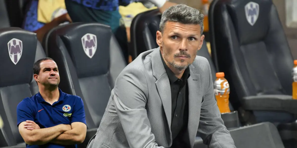 Fernando Ortiz sentado en el banquillo como DT de Rayados. Foto: Sport Judge