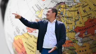 Fondo de Canva con Juárez al frente