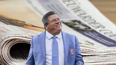 Fondo tomado de Canva, con Herrera al frente