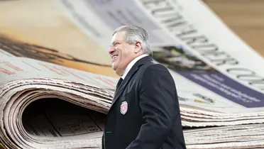 Fondo tomado de Canva, con Herrera al frente