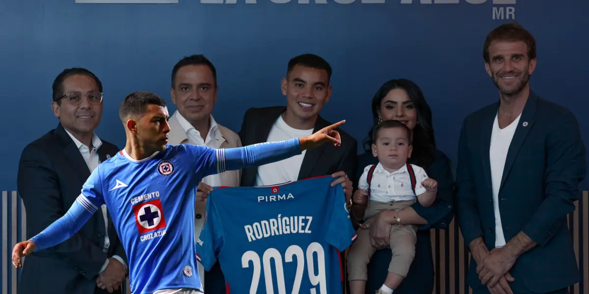 Fondo tomado de Cruz Azul, con Charly al frente