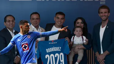 Fondo tomado de Cruz Azul, con Charly al frente