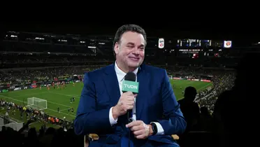 Fondo tomado de Selección Mexicana con Faitelson al frente