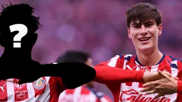 Futbolista incógnito de Chivas junto a Armando González / FOTO CHIVAS