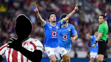 Futbolista incógnito de Chivas junto al gol de Cruz Azul / FOTO GOAL