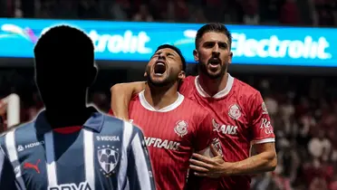 Futbolista incógnito de Monterrey junto a futbolistas del Toluca / FOTO FACEBOOK