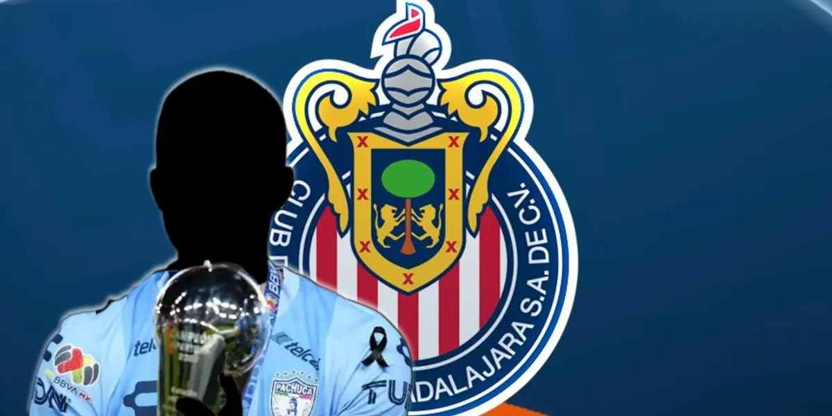 Futbolista incógnito de Pachuca junto al escudo de Chivas / FOTO RÉCORD