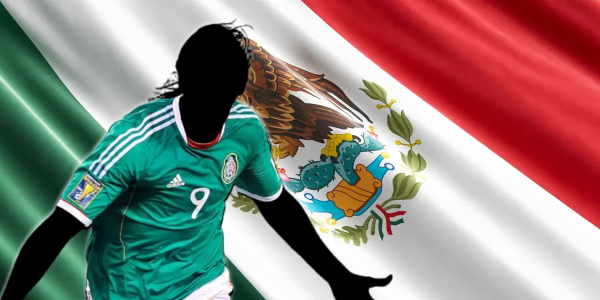 Futbolista incógnito del Tri junto a la bandera de México / FOTO YOUTUBE