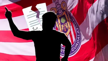 Futbolista incógnito junto a bandera de Chivas / FOTO INFO7