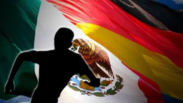 Futbolista incógnito junto a la bandera mexicana y alemana / FOTO X