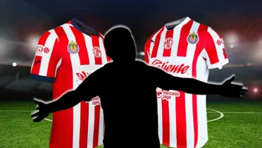 Futbolista incógnito junto a playeras de Chivas / FOTO RÉCORD
