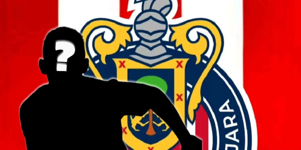 Futbolista incógnito junto al escudo de Chivas / FOTO