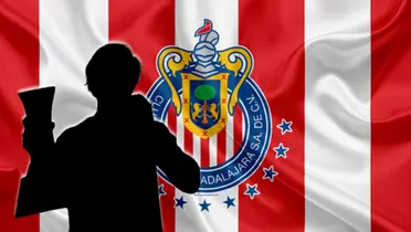 Futbolista incógnito junto al escudo de Chivas / FOTO QUINTANA ROO HOY