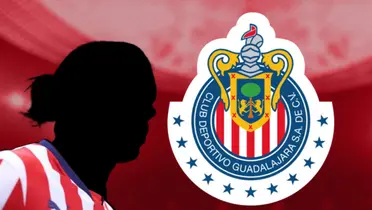Futbolista incógnito junto al escudo de Chivas / FOTO X