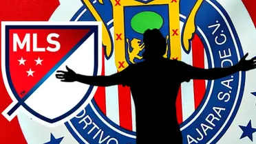 Futbolista incógnito junto al escudo de Chivas / FOTO X