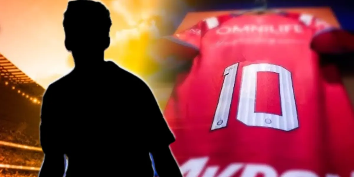 Futbolista incógnito junto al jersey de Chivas / FOTO FÚTBOL CON CEREBRO