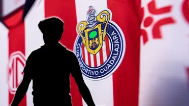 Futbolista incógnito junto al jersey de Chivas / FOTO YODEPORTIVO