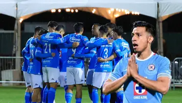 Futbolistas abrazados y Ángel Sepúlveda/ Foto Cruz Azul.