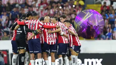 Futbolistas de Chivas abrazados y centro nocturno/Foto Fútbol Total.