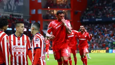 Futbolistas de Chivas ante Alexis Vega / FOTO ESPN