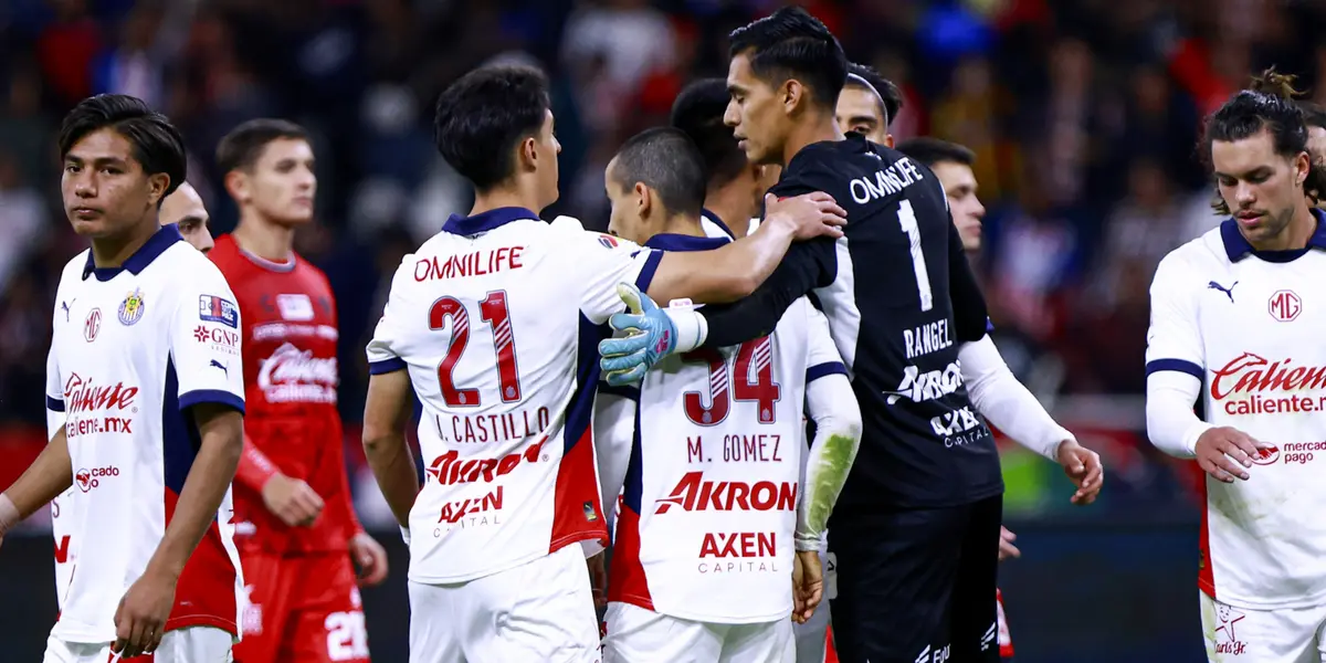 Futbolistas de Chivas festejando el pase a la final de la Copa por la Paz / FOTO TUDN