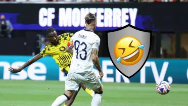 Futbolistas de Rayados y Borussia Dortmund, emoji riendo a su lado/ Foto San Cadilla El Norte.