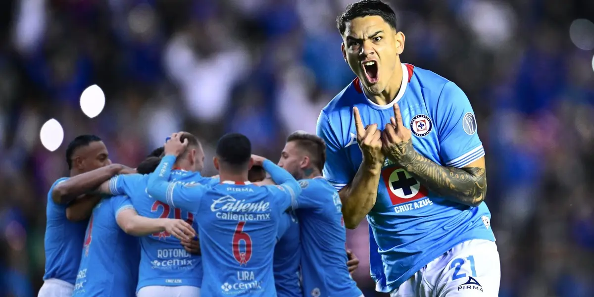 Gabriel Fernández celebrando y jugadores de Cruz Azul abrazados/ Foto Rubén Beristáin.