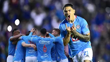 Gabriel Fernández celebrando y jugadores de Cruz Azul abrazados/ Foto Rubén Beristáin.