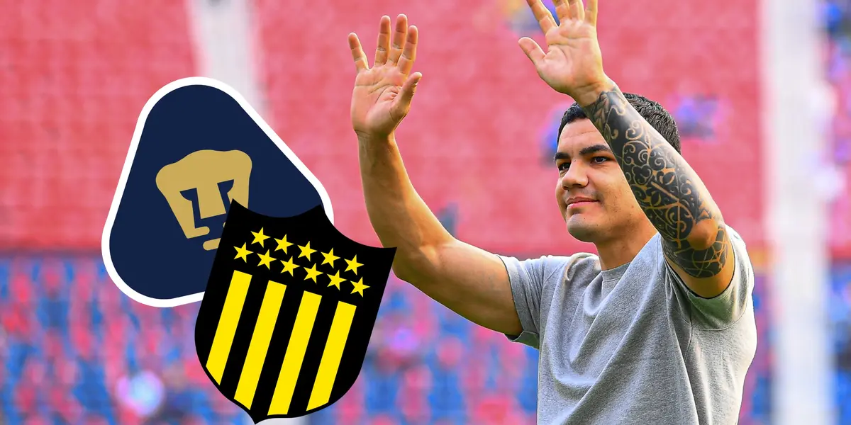 Gabriel Fernández, escudos de Pumas y Peñarol/Foto MexSport.