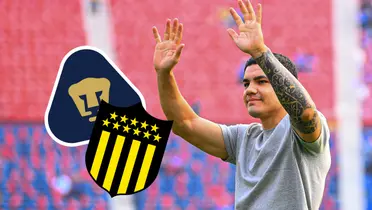 Gabriel Fernández, escudos de Pumas y Peñarol/Foto MexSport.