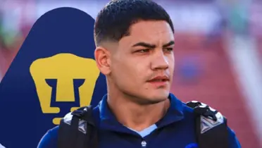 Gabriel Fernández junto al escudo de Pumas / FOTO SPORT ILLUSTRATED