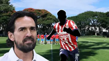 Gerardo Espinoza junto a futbolista incógnito de Chivas / FOTO BOLAVIP