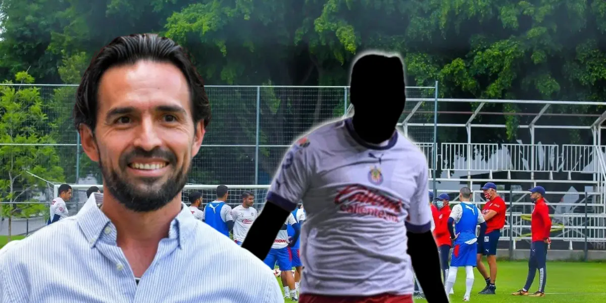 Gerardo Espinoza junto a futbolista incógnito de Chivas / FOTO EL INFORMADOR