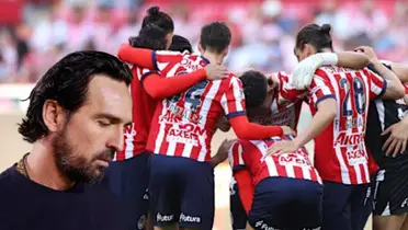Gerardo Espinoza junto a futbolistas de Chivas / FOTO BOLAVIP