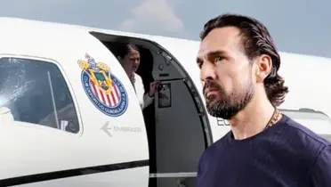 Gerardo Espinoza junto al avión de Chivas / FOTO 90 MIN