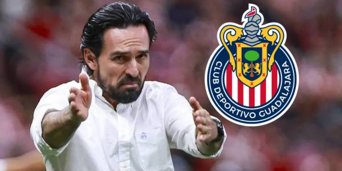 Gerardo Espinoza junto al escudo de Chivas / FOTO MEDIOTIEMPO